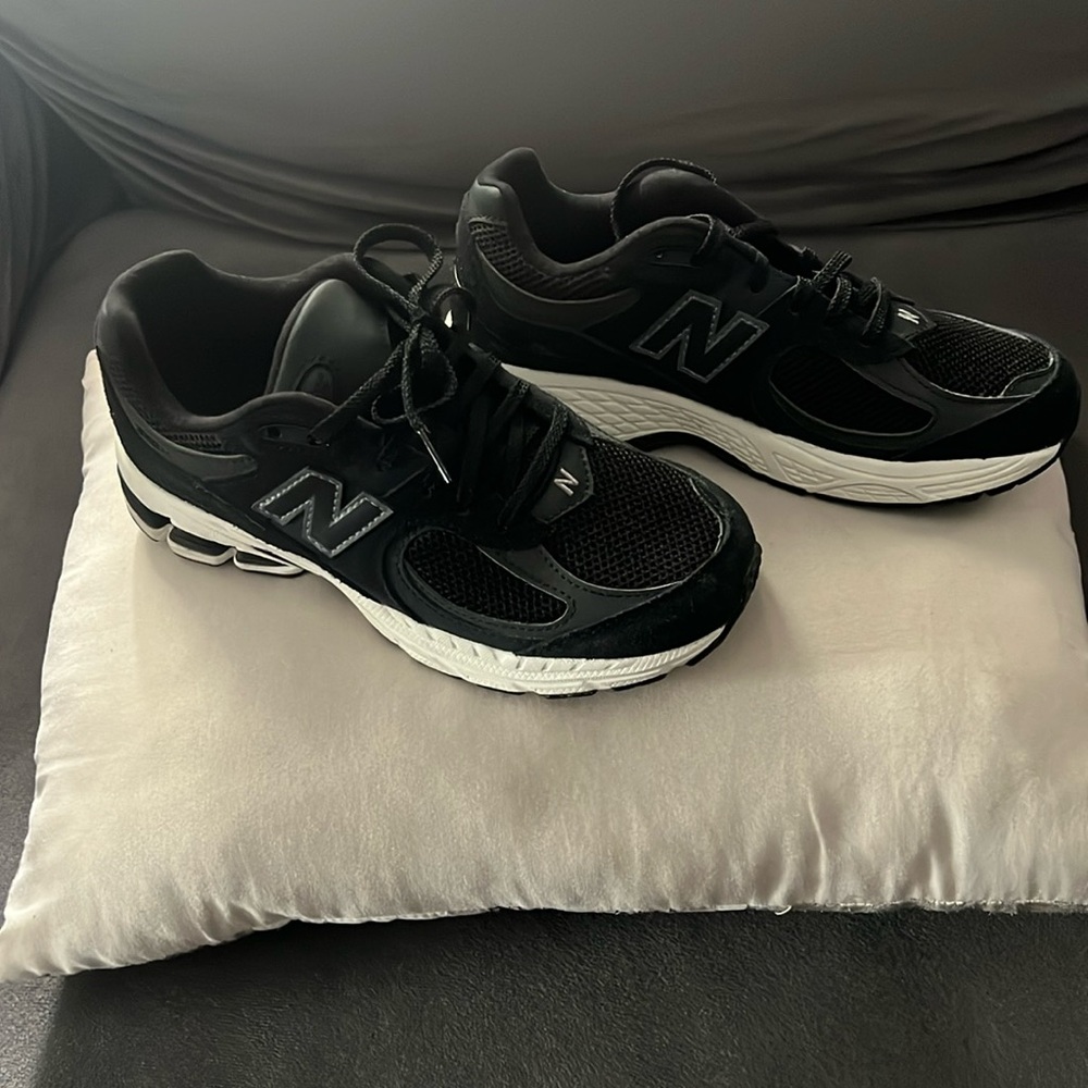BIG KIDS' NEW BALANCE 2002R CASUAL SHOES: EXCELLENT CONDITION;WORN ONCE.